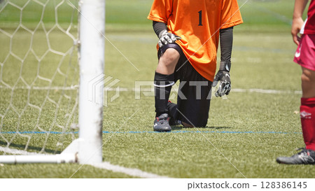 Youth soccer match (goalkeeper on guard from corner kick) Youth soccer match (goalkeeper on guard from corner kick) 128386145