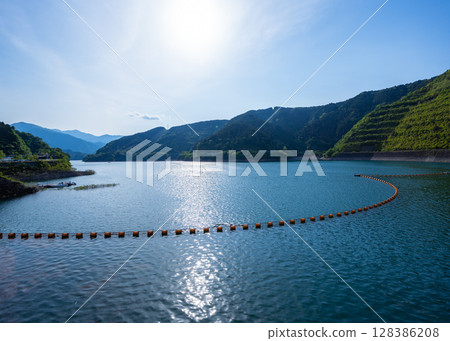 從宮瀨水壩上眺望宮瀨湖 128386208