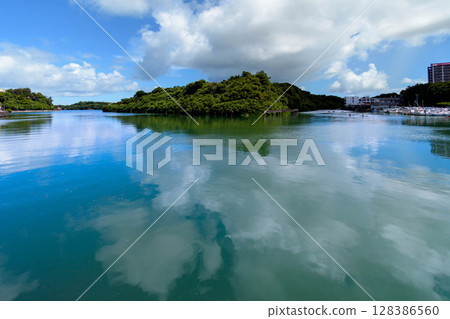 beautiful sea and sky 128386560