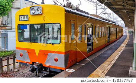 Sangi Railway Sangi Line Kintetsu Tomita Station platform 128387797