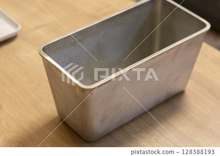 Close up shot of the bread loaf pan on the kitchen counter top Close up shot of the bread loaf pan on the kitchen counter top 128388193