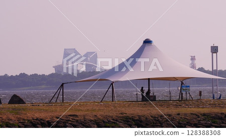 The Gate Bridge seen from the west beach of Kasai Rinkai Park 128388308