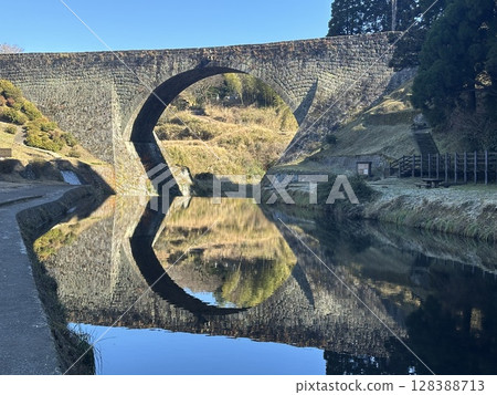 通潤橋倒映在水面上 128388713