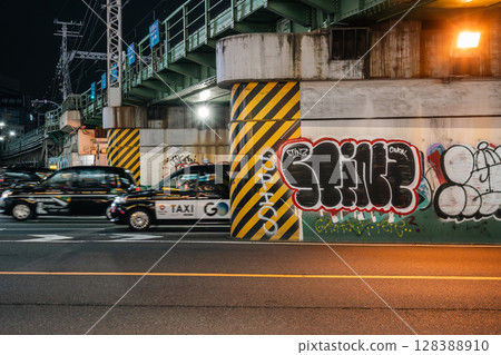 新宿大學警衛隊上運行的出租車 新宿大學警衛隊上運行的出租車 128388910