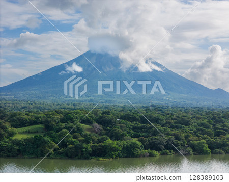 Aerial landscape of Ometepe island with volcano 128389103