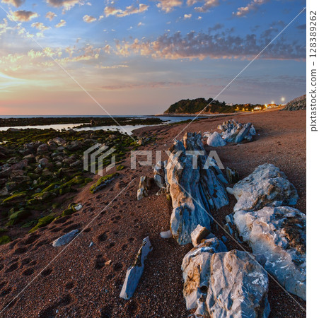 Evening ocean coast view from beach. 128389262