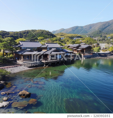 在湛藍的天空下，海邊矗立著古色古香的日式旅館。 128391031