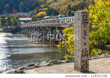 京都市右京區嵐山琴樫橋遺址石碑與秋景 京都市右京區嵐山琴樫橋遺址石碑與秋景 128391108
