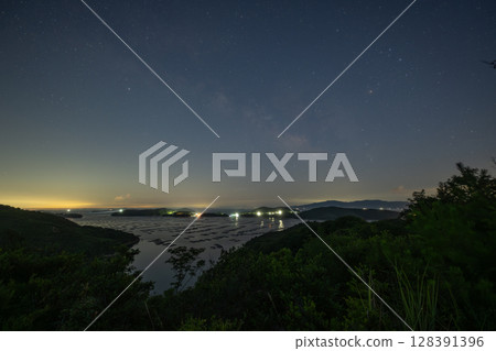 日本岡山縣瀨戶內市美麗的星空和月出 日本岡山縣瀨戶內市美麗的星空和月出 128391396