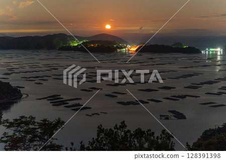 日本岡山縣瀨戶內市美麗的星空和月出 日本岡山縣瀨戶內市美麗的星空和月出 128391398