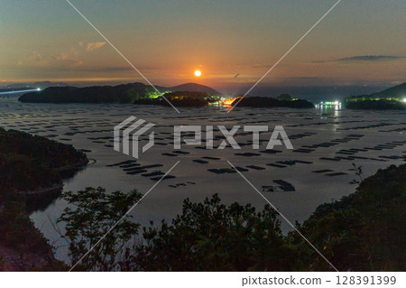 日本岡山縣瀨戶內市美麗的星空和月出 日本岡山縣瀨戶內市美麗的星空和月出 128391399