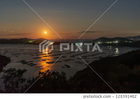日本岡山縣瀨戶內市美麗的星空和月出 128391402