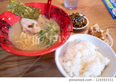 非常美味的日本拉麵和豬肉飯 128391531