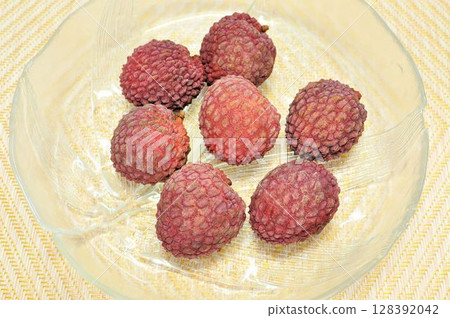 Raw lychee 128392042