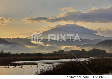 霧氣瀰漫的赤石河上的日出 128392652