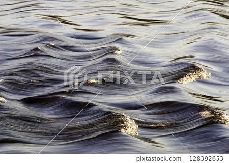光線反射到水面 128392653