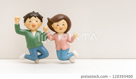 Image of a happy couple holding hands 128393400