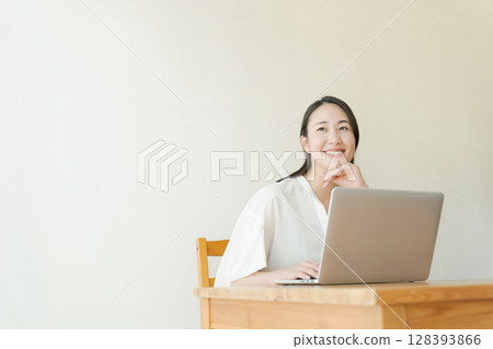 A woman using a computer 128393866
