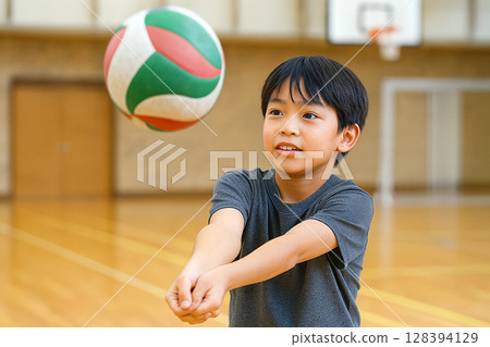 國中男生在俱樂部活動中享受排球運動 128394129
