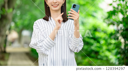 Woman holding a smartphone 128394297
