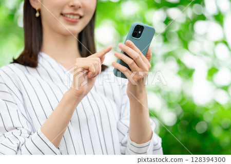 Woman holding a smartphone 128394300