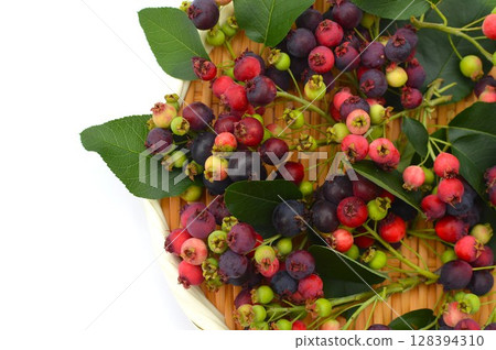 托盤上的彩色六月莓 128394310