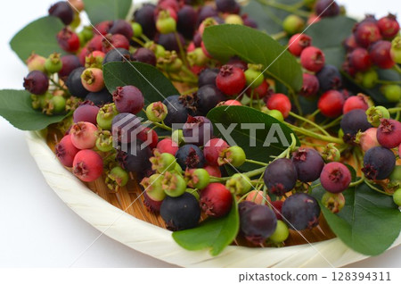 托盤上的彩色六月莓 128394311