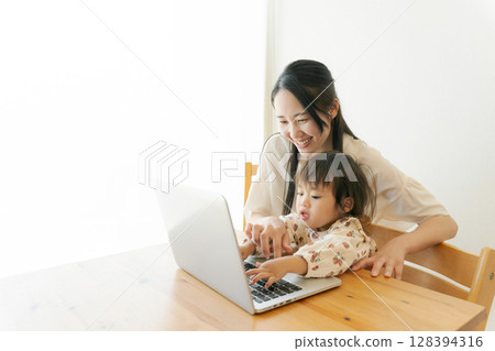 Parent-child seeing personal computer Parent-child seeing personal computer 128394316