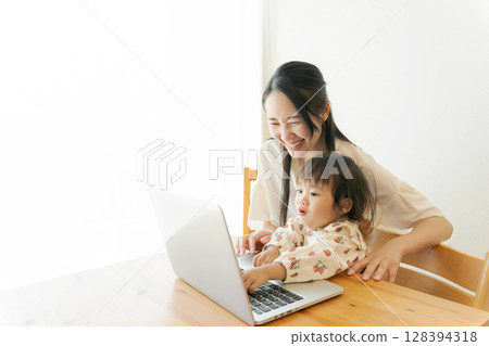 親子看個人電腦 親子看個人電腦 128394318