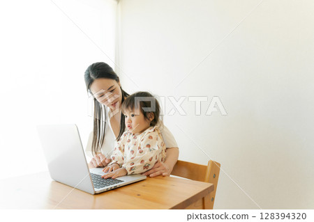 親子看個人電腦 親子看個人電腦 128394320