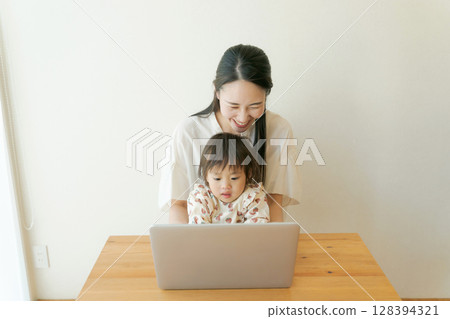 親子看個人電腦 親子看個人電腦 128394321