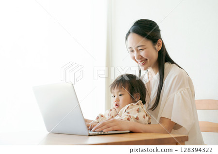 親子看個人電腦 親子看個人電腦 128394322