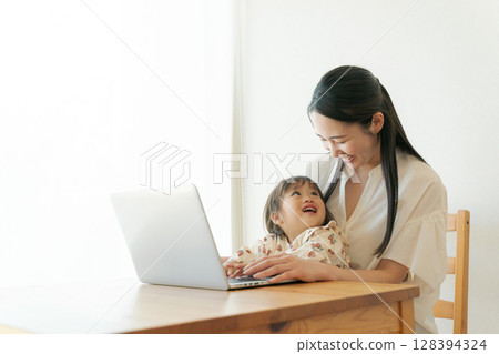 Parent-child seeing personal computer 128394324
