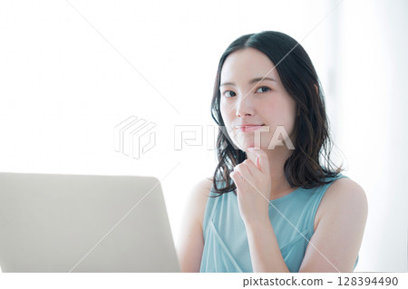 Cute sex in front of a computer Spring/Summer sleeveless white background negative image 128394490