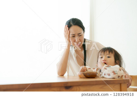 Mom troubled by child who only eats snacks Mom troubled by child who only eats snacks 128394918