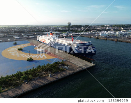 停泊於茨城縣大洗港的「向日葵Pirika」號（無人機拍攝） 128394959