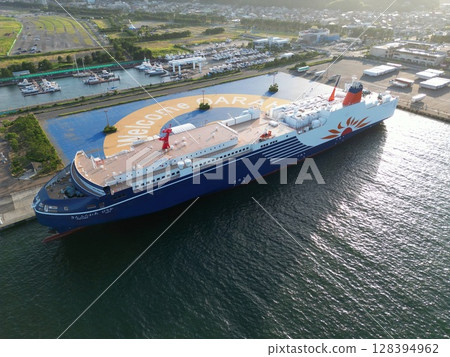 停泊於茨城縣大洗港的「向日葵Pirika」號(無人機拍攝) 停泊於茨城縣大洗港的「向日葵Pirika」號(無人機拍攝) 128394962