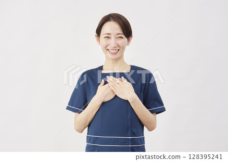女美容護理師感到放心白色背景 128395241