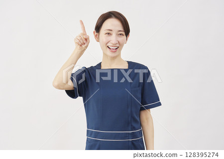 指向白色背景的女性美容護士 128395274