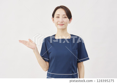 白色背景下手掌指向左側的女美容護士 128395275