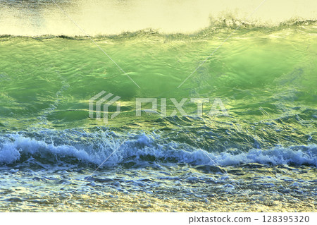 颱風過後的海和浪花 128395320