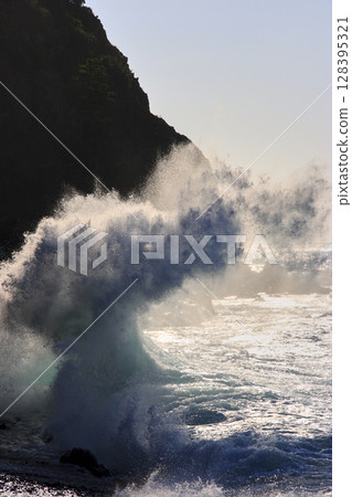 洶湧的波浪 128395321