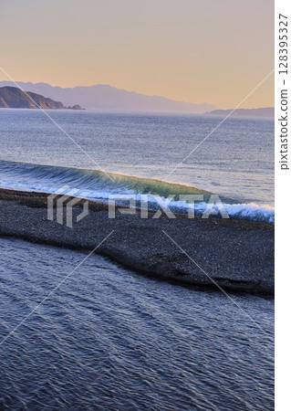 沐浴在朝霞中的土佐海 沐浴在朝霞中的土佐海 128395327
