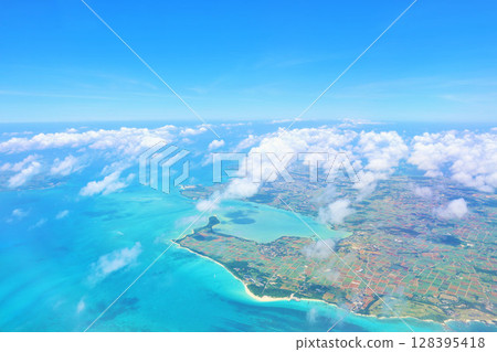 沖繩宮古島 藍天碧海的鳥瞰圖 沖繩宮古島 藍天碧海的鳥瞰圖 128395418