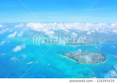 沖繩宮古島 藍天碧海的鳥瞰圖 128395419