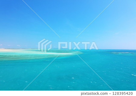 沖繩宮古島 夏日藍天與大海 128395420