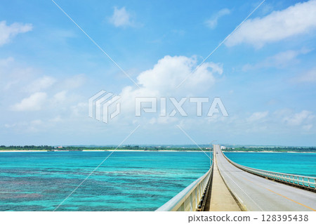 沖繩宮古島來馬大橋和藍天大海 128395438