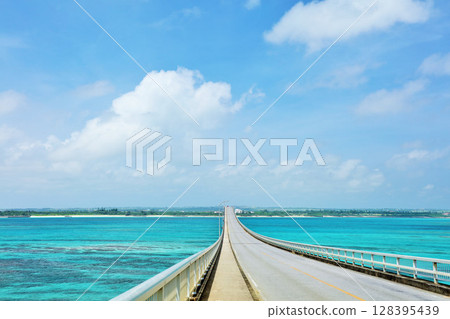 沖繩宮古島來馬大橋和藍天大海 128395439