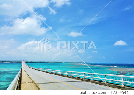 沖繩宮古島來馬大橋和藍天大海 128395441