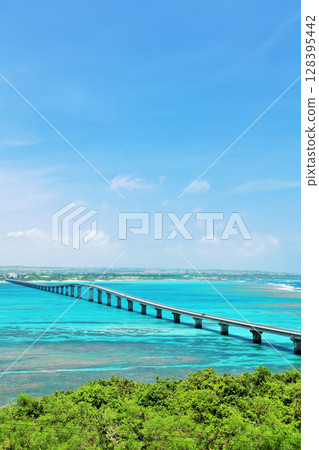 沖繩宮古島來馬大橋和藍天大海 128395442
